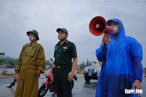 Vận động người nuôi cá lồng bè lên bờ tránh bão - Ảnh 3. Vận động người nuôi cá lồng bè lên bờ tránh bão - Ảnh 3.