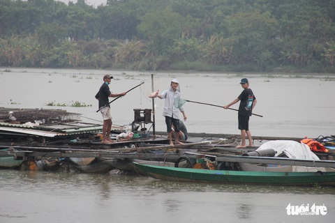 Vận động người nuôi cá lồng bè lên bờ tránh bão - Ảnh 7. Vận động người nuôi cá lồng bè lên bờ tránh bão - Ảnh 7.