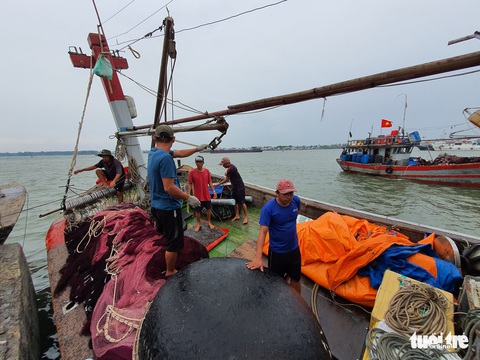 Cảng cá lớn nhất Thừa Thiên Huế hối hả trước giờ bão vào - Ảnh 4. Cảng cá lớn nhất Thừa Thiên Huế hối hả trước giờ bão vào - Ảnh 4.