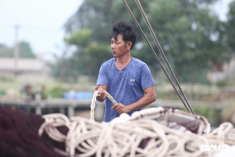 Cảng cá lớn nhất Thừa Thiên Huế hối hả trước giờ bão vào - Ảnh 9. Cảng cá lớn nhất Thừa Thiên Huế hối hả trước giờ bão vào - Ảnh 9.