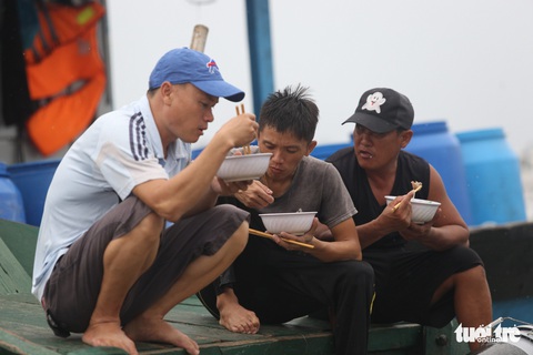 Cảng cá lớn nhất Thừa Thiên Huế hối hả trước giờ bão vào - Ảnh 10. Cảng cá lớn nhất Thừa Thiên Huế hối hả trước giờ bão vào - Ảnh 10.
