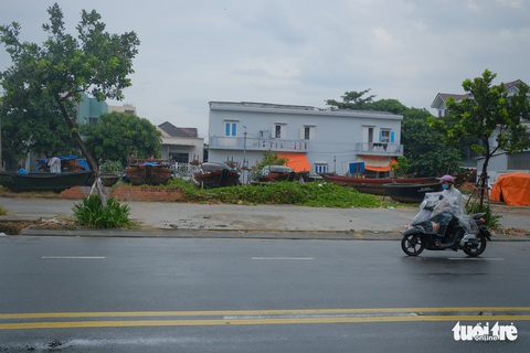 Người miền Trung kéo thuyền lên bờ, chèn bao cát lên mái nhà chống bão - Ảnh 16. Người miền Trung kéo thuyền lên bờ, chèn bao cát lên mái nhà chống bão - Ảnh 16.