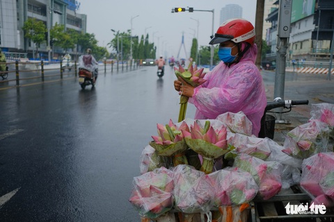 Người miền Trung kéo thuyền lên bờ, chèn bao cát lên mái nhà chống bão - Ảnh 8. Người miền Trung kéo thuyền lên bờ, chèn bao cát lên mái nhà chống bão - Ảnh 8.