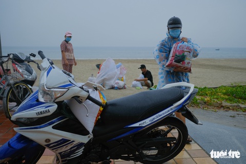 Người miền Trung kéo thuyền lên bờ, chèn bao cát lên mái nhà chống bão - Ảnh 9. Người miền Trung kéo thuyền lên bờ, chèn bao cát lên mái nhà chống bão - Ảnh 9.