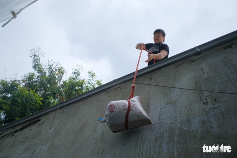 Người miền Trung kéo thuyền lên bờ, chèn bao cát lên mái nhà chống bão - Ảnh 10. Người miền Trung kéo thuyền lên bờ, chèn bao cát lên mái nhà chống bão - Ảnh 10.