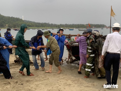 Người miền Trung kéo thuyền lên bờ, chèn bao cát lên mái nhà chống bão - Ảnh 14. Người miền Trung kéo thuyền lên bờ, chèn bao cát lên mái nhà chống bão - Ảnh 14.