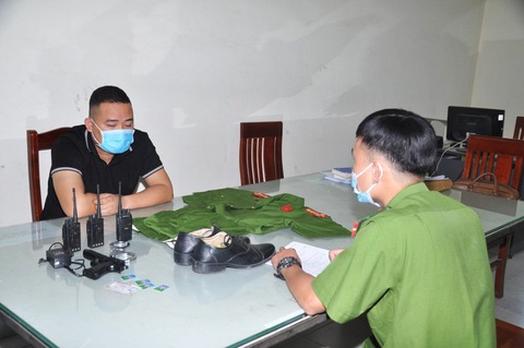 Mang còng, súng và trang phục công an, đại úy Thứ đi lừa được 500 triệu - Ảnh 1. Mang còng, súng và trang phục công an, đại úy Thứ đi lừa được 500 triệu - Ảnh 1.