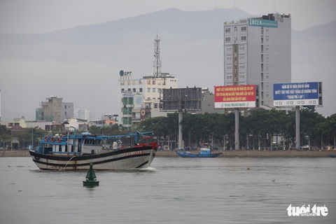 Người miền Trung kéo thuyền lên bờ, chèn bao cát lên mái nhà chống bão - Ảnh 3. Người miền Trung kéo thuyền lên bờ, chèn bao cát lên mái nhà chống bão - Ảnh 3.