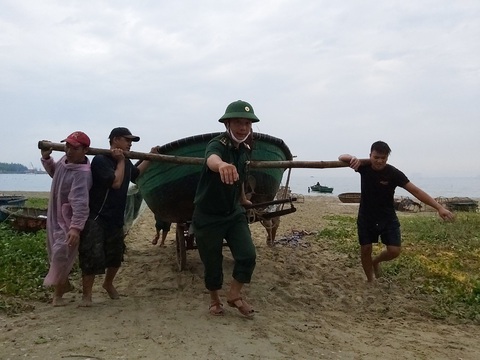 Xe cẩu chạy mệt nghỉ đưa tàu, thuyền đi tránh bão - Ảnh 6. Xe cẩu chạy mệt nghỉ đưa tàu, thuyền đi tránh bão - Ảnh 6.