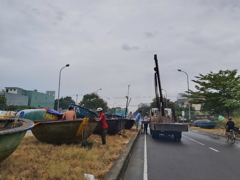 Xe cẩu chạy mệt nghỉ đưa tàu, thuyền đi tránh bão - Ảnh 5. Xe cẩu chạy mệt nghỉ đưa tàu, thuyền đi tránh bão - Ảnh 5.