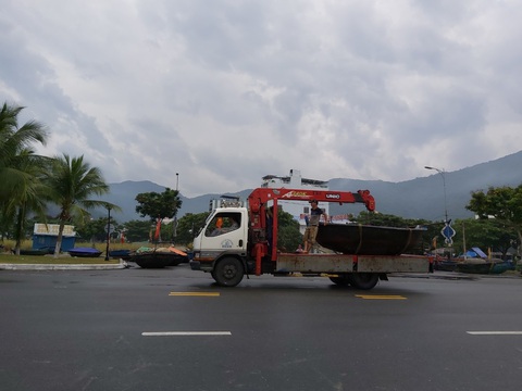 Xe cẩu chạy mệt nghỉ đưa tàu, thuyền đi tránh bão - Ảnh 2. Xe cẩu chạy mệt nghỉ đưa tàu, thuyền đi tránh bão - Ảnh 2.