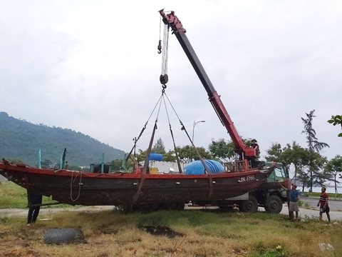 Xe cẩu chạy mệt nghỉ đưa tàu, thuyền đi tránh bão - Ảnh 3. Xe cẩu chạy mệt nghỉ đưa tàu, thuyền đi tránh bão - Ảnh 3.