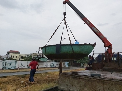 Xe cẩu chạy mệt nghỉ đưa tàu, thuyền đi tránh bão - Ảnh 1. Xe cẩu chạy mệt nghỉ đưa tàu, thuyền đi tránh bão - Ảnh 1.