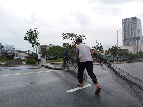 Xe cẩu chạy mệt nghỉ đưa tàu, thuyền đi tránh bão - Ảnh 4. Xe cẩu chạy mệt nghỉ đưa tàu, thuyền đi tránh bão - Ảnh 4.