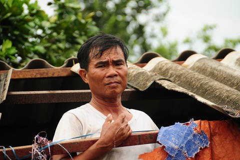 Nhà cửa tan hoang nơi tâm bão số 5 đi qua - Ảnh 1. Nhà cửa tan hoang nơi tâm bão số 5 đi qua - Ảnh 1.