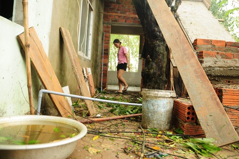 Nhà cửa tan hoang nơi tâm bão số 5 đi qua - Ảnh 6. Nhà cửa tan hoang nơi tâm bão số 5 đi qua - Ảnh 6.