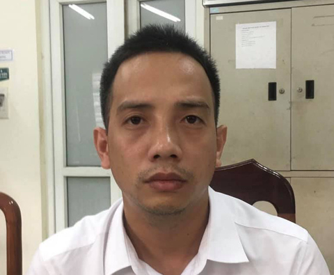 Khởi tố tài xế vượt đèn đỏ, đánh cảnh sát giao thông - Ảnh 1. Khởi tố tài xế vượt đèn đỏ, đánh cảnh sát giao thông - Ảnh 1.