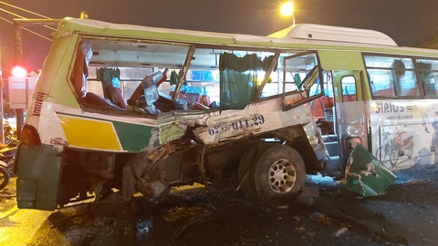 Xe tải tông ngang xe buýt giữa ngã tư, 20 người nhập viện - Ảnh 1. Xe tải tông ngang xe buýt giữa ngã tư, 20 người nhập viện - Ảnh 1.