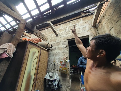 Nhà cửa tan hoang nơi tâm bão số 5 đi qua - Ảnh 10. Nhà cửa tan hoang nơi tâm bão số 5 đi qua - Ảnh 10.