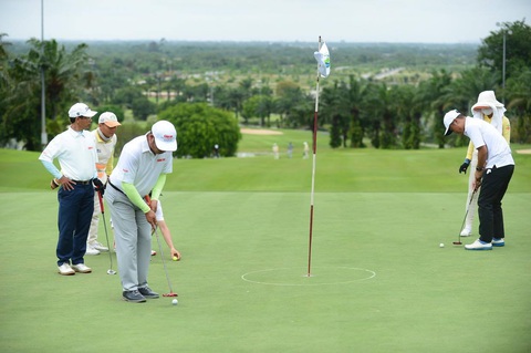 Giải Golf for Start-up 2020: Các golfer vượt qua khó khăn về thời tiết - Ảnh 5. Giải Golf for Start-up 2020: Các golfer vượt qua khó khăn về thời tiết - Ảnh 5.