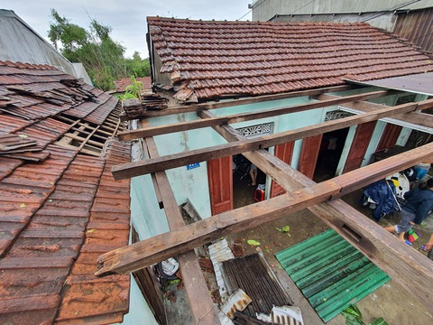 Nhà cửa tan hoang nơi tâm bão số 5 đi qua - Ảnh 11. Nhà cửa tan hoang nơi tâm bão số 5 đi qua - Ảnh 11.