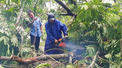 Bão số 5: Đà Nẵng chèn bao cát ngăn nước vào nhà, Huế có 14 người bị thương - Ảnh 6. Bão số 5: Đà Nẵng chèn bao cát ngăn nước vào nhà, Huế có 14 người bị thương - Ảnh 6.