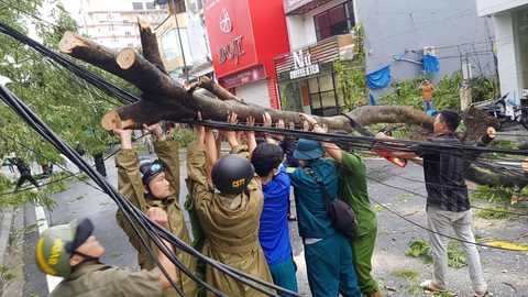 Bão số 5: Đà Nẵng chèn bao cát ngăn nước vào nhà, Huế có 14 người bị thương - Ảnh 7. Bão số 5: Đà Nẵng chèn bao cát ngăn nước vào nhà, Huế có 14 người bị thương - Ảnh 7.