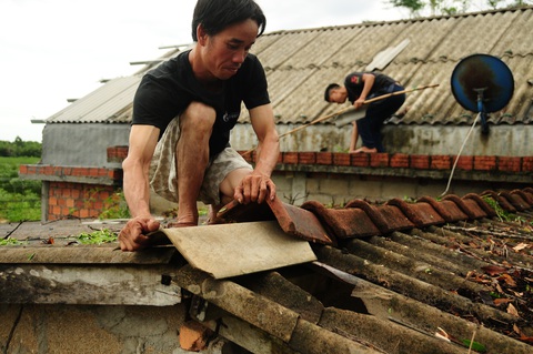 Nhà cửa tan hoang nơi tâm bão số 5 đi qua - Ảnh 7. Nhà cửa tan hoang nơi tâm bão số 5 đi qua - Ảnh 7.