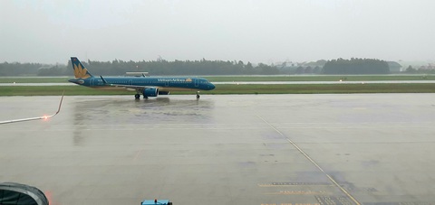 Vietnam Airlines hủy hàng chục chuyến bay vì bão số 13 - Ảnh 1. Vietnam Airlines hủy hàng chục chuyến bay vì bão số 13 - Ảnh 1.