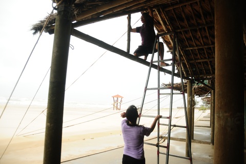 Bão số 5 vào Quảng Bình - Thừa Thiên Huế, suy yếu thành áp thấp nhiệt đới - Ảnh 4. Bão số 5 vào Quảng Bình - Thừa Thiên Huế, suy yếu thành áp thấp nhiệt đới - Ảnh 4.