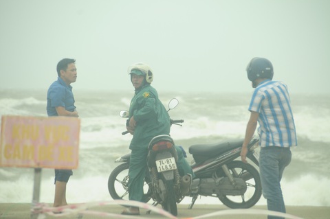 Bão số 5 vào Quảng Bình - Thừa Thiên Huế, suy yếu thành áp thấp nhiệt đới - Ảnh 6. Bão số 5 vào Quảng Bình - Thừa Thiên Huế, suy yếu thành áp thấp nhiệt đới - Ảnh 6.