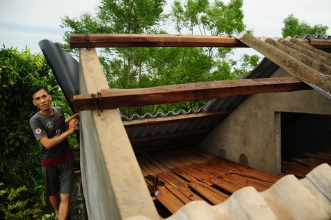 Nhà cửa tan hoang nơi tâm bão số 5 đi qua - Ảnh 5. Nhà cửa tan hoang nơi tâm bão số 5 đi qua - Ảnh 5.