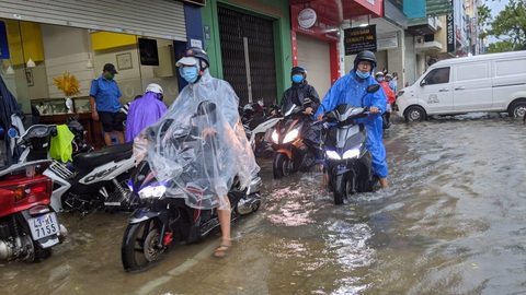 Miền Trung mưa lớn kèm sấm chớp, đường Đà Nẵng ngập, Huế đã có thiệt hại - Ảnh 3. Miền Trung mưa lớn kèm sấm chớp, đường Đà Nẵng ngập, Huế đã có thiệt hại - Ảnh 3.