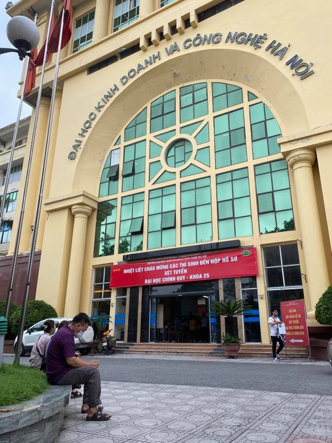 Vụ tuyển sinh chui hàng ngàn sinh viên dược: Chúng tôi biết sai rồi - Ảnh 1. Vụ tuyển sinh chui hàng ngàn sinh viên dược: Chúng tôi biết sai rồi - Ảnh 1.
