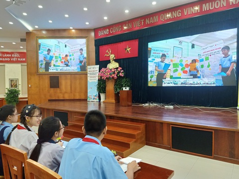 Học sinh than cơm bán trú không có gì thay đổi từ năm này sang năm khác - Ảnh 1. Học sinh than cơm bán trú không có gì thay đổi từ năm này sang năm khác - Ảnh 1.
