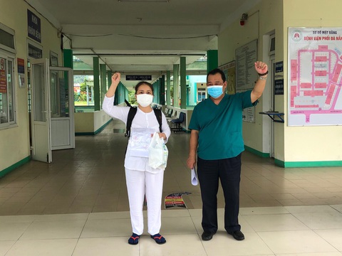 Bệnh nhân COVID-19 cuối cùng ở Bệnh viện Phổi Đà Nẵng ra viện - Ảnh 1. Bệnh nhân COVID-19 cuối cùng ở Bệnh viện Phổi Đà Nẵng ra viện - Ảnh 1.