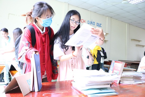 Giảng viên, cựu sinh viên góp sách tặng sinh viên vào năm học mới - Ảnh 1. Giảng viên, cựu sinh viên góp sách tặng sinh viên vào năm học mới - Ảnh 1.