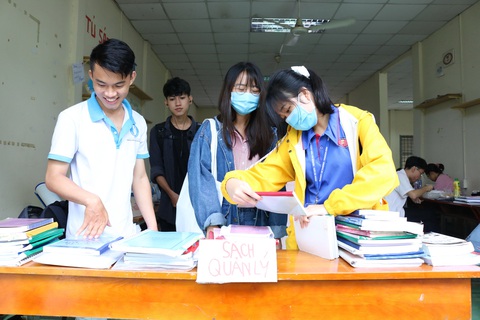 Giảng viên, cựu sinh viên góp sách tặng sinh viên vào năm học mới - Ảnh 2. Giảng viên, cựu sinh viên góp sách tặng sinh viên vào năm học mới - Ảnh 2.