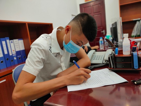 Chàng trai 19 tuổi ký giấy hiến tặng trái tim của cha cho bé trai 11 tuổi - Ảnh 1. Chàng trai 19 tuổi ký giấy hiến tặng trái tim của cha cho bé trai 11 tuổi - Ảnh 1.