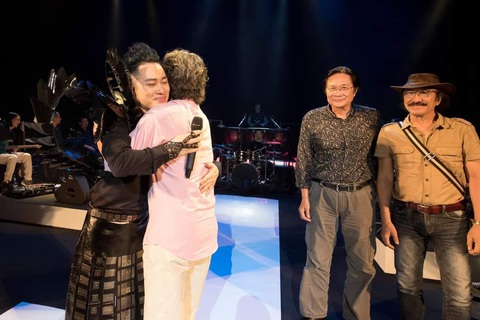 Nghệ sĩ thương tiếc nhạc sĩ Phó Đức Phương: Vĩnh biệt tráng sĩ mạnh mẽ của sông Hồng - Ảnh 5. Nghệ sĩ thương tiếc nhạc sĩ Phó Đức Phương: Vĩnh biệt tráng sĩ mạnh mẽ của sông Hồng - Ảnh 5.