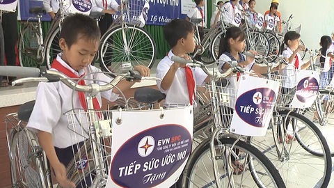 EVN SPC trao tặng nhà tình nghĩa, xe đạp, tập vở cho người dân Long An - Ảnh 2. EVN SPC trao tặng nhà tình nghĩa, xe đạp, tập vở cho người dân Long An - Ảnh 2.