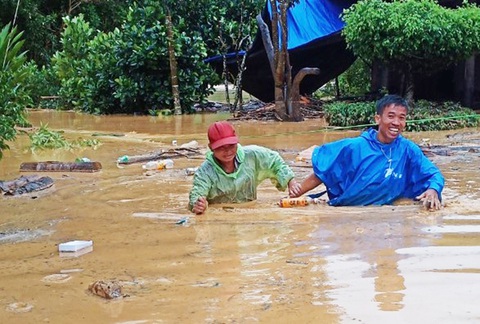Quảng Nam: Lũ quét gây thiệt hại nặng cho miền núi, hơn 130 điểm sạt lở đường - Ảnh 1. Quảng Nam: Lũ quét gây thiệt hại nặng cho miền núi, hơn 130 điểm sạt lở đường - Ảnh 1.