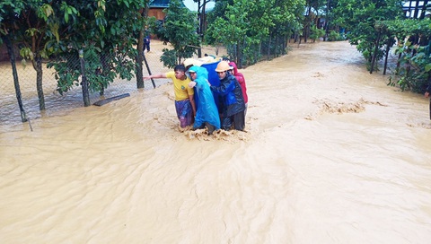 Quảng Nam: Lũ quét gây thiệt hại nặng cho miền núi, hơn 130 điểm sạt lở đường - Ảnh 4. Quảng Nam: Lũ quét gây thiệt hại nặng cho miền núi, hơn 130 điểm sạt lở đường - Ảnh 4.