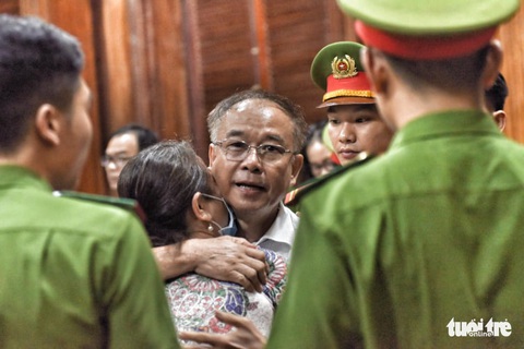Nói lời sau cùng, ông Nguyễn Thành Tài khóc nghẹn xin lỗi mẹ và nhân dân TP.HCM - Ảnh 1. Nói lời sau cùng, ông Nguyễn Thành Tài khóc nghẹn xin lỗi mẹ và nhân dân TP.HCM - Ảnh 1.