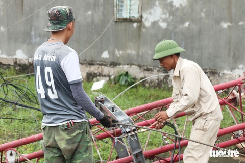 Người dân Hà Tĩnh ‘quay cuồng’ với lốc xoáy - Ảnh 2. Người dân Hà Tĩnh ‘quay cuồng’ với lốc xoáy - Ảnh 2.