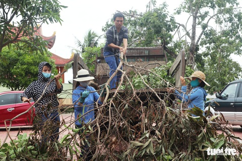 Người dân Hà Tĩnh ‘quay cuồng’ với lốc xoáy - Ảnh 13. Người dân Hà Tĩnh ‘quay cuồng’ với lốc xoáy - Ảnh 13.