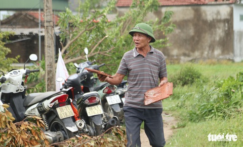 Người dân Hà Tĩnh ‘quay cuồng’ với lốc xoáy - Ảnh 9. Người dân Hà Tĩnh ‘quay cuồng’ với lốc xoáy - Ảnh 9.