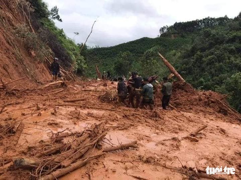 Nhà cửa đổ sập, trâu bò chết trôi tại Tây Giang do bão số 5 - Ảnh 6. Nhà cửa đổ sập, trâu bò chết trôi tại Tây Giang do bão số 5 - Ảnh 6.