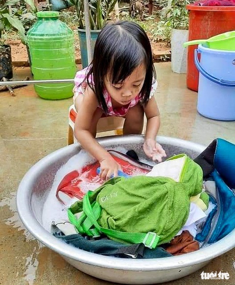 Nhà cửa đổ sập, trâu bò chết trôi tại Tây Giang do bão số 5 - Ảnh 4. Nhà cửa đổ sập, trâu bò chết trôi tại Tây Giang do bão số 5 - Ảnh 4.