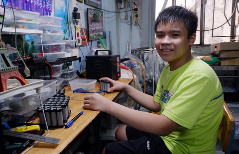 Học trò lớp 6 sáng chế máy tự động chống COVID-19 - Ảnh 1. Học trò lớp 6 sáng chế máy tự động chống COVID-19 - Ảnh 1.